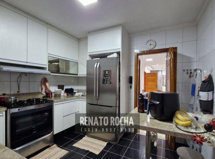 Foto do imóvel - O imóvel possui sala ampla para dois ambientes, lavabo, cozinha com armários planejados e 3.