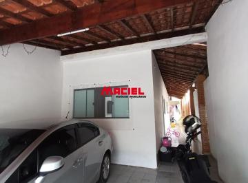 Casa · 70m² · 2 Quartos · 2 Vagas · Casa reformada com 2 dormitórios, suíte, cozinha com planejados, próximo a comércio e tudo o que voc