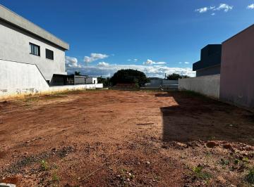 Photo 1 · Terreno plano, já com poste de energia e Caixa da Sabesp, em condomínio completo