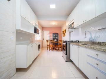 Casa · 160m² · 4 Quartos · 2 Vagas · Sobrado à venda com 160m², 4 quartos, sendo 1 suíte, e 2 vagas de garagem no bairro Água Verde, em C