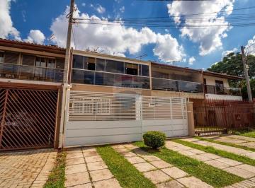 Casa · 160m² · 4 Quartos · 2 Vagas · Sobrado à venda com 160m², 4 quartos, sendo 1 suíte, e 2 vagas de garagem no bairro Água Verde, em C