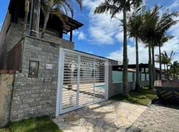 Casa · 300m² · 10 Quartos · Mega Oportunidade para Você e Sua Família a 300 Metros da Praia em Penha, SC!