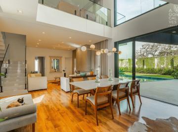 Casa · 467m² · 3 Quartos · 5 Vagas · Casa em Condomínio, 03 Suites, 05 Vagas, Piscina com Quintal, Santa Felicidade, Curitiba