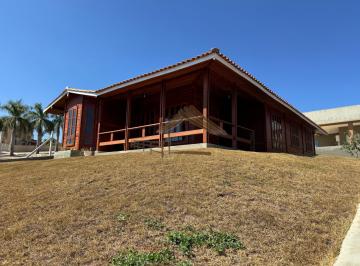 Casa de 3 quartos, Porangaba · Linda casa de madeira em condomínio fechado na cidade de Porangaba SP