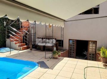 Casa · 230m² · 3 Quartos · 2 Vagas · Linda Casa de Esquina com 230 M². Área de Lazer Completa.