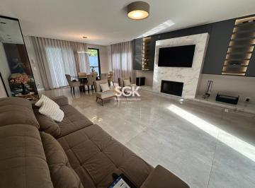 Casa · 252m² · 3 Quartos · 2 Vagas · Casa em Condomínio Fechado com 3 Suítes, Piscina e Energia Solar no Vila Nova – Joinville