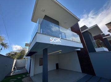 Casa · 199m² · 3 Quartos · 2 Vagas · Casa com 3 suítes, piscina e praça em frente no bairro América