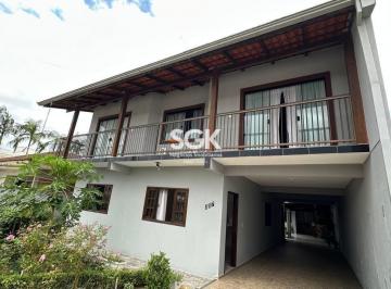 Casa · 280m² · 6 Quartos · 3 Vagas · Casa Ampla com 6 Quartos à Venda no Bairro Petrópolis em Joinville | Espaço para Toda a Família