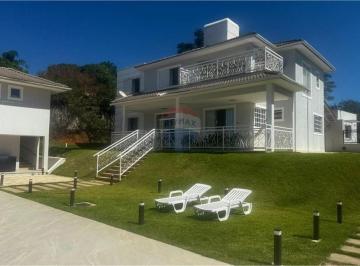 Casa · 2792m² · 4 Quartos · 2 Vagas · Encantadora Casa 4 quartos em Condomínio com Piscina e Pomar