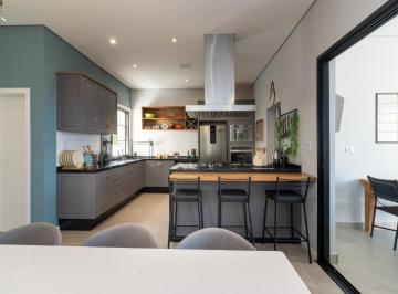 img0 · Casa em condomínio para venda com 4 quartos, sendo 3 suítes, 232m²