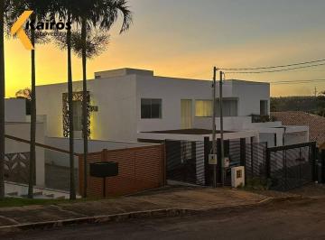 feb8c1c87010814f7251b3e538b7886724cce24e · Casa nova, alto padrão, projeto contemporâneo, 5 suítes, 620 m². Inf.: (61) 9.8300-2010.