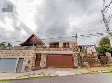 Casa · 166m² · 3 Quartos · 2 Vagas · Casa de 3 quartos, churrasqueira, terraço, 2 vagas no bairro Glória.