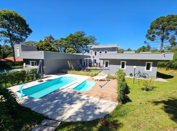 Casa · 390m² · 5 Quartos · 4 Vagas · Casa com 5 suítes térreas, amplo terreno com pisci