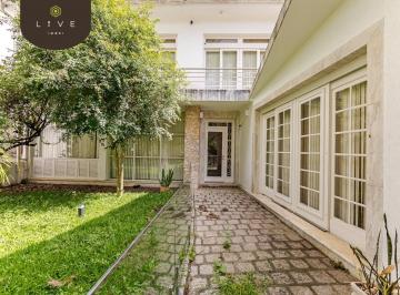 Casa · 730m² · 13 Quartos · 5 Vagas · Casa com grande potencial à venda no bairro São Francisco, ao lado do bairro Mercês. Ideal para uso 