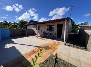 Casa de 2 quartos, Peruíbe · Casa com 2 quartos e espaço para piscina em Peruíbe.