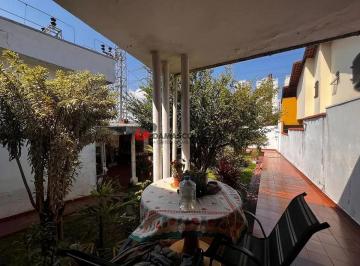 Casa · 247m² · 3 Quartos · 8 Vagas · Casa em Barcelona