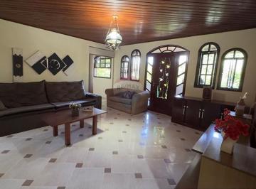 Casa · 68m² · 8 Quartos · 8 Vagas · Duas Casas Independentes à Venda em Cabo Frio com RGI | Amplo Terreno com Área Gourmet