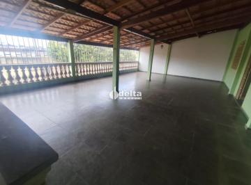 Casa · 300m² · 4 Quartos · 3 Vagas · Casa residencial com 4 quartos sendo 1 suíte disponível para locação no Lidice em Uberlândia-MG