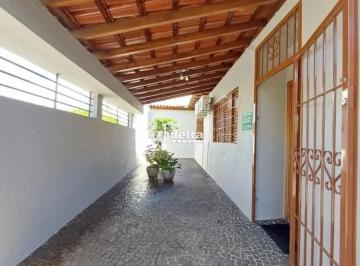 Casa · 200m² · 3 Quartos · 1 Vaga · Casa com 3 quarto sendo 1 suíte disponível para locação no bairro Lidice em Uberlândia-MG.
