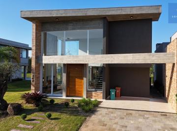 Casa · 230m² · 4 Quartos · 2 Vagas · Sobrado em Condomínio fechado em Capão da Canoa