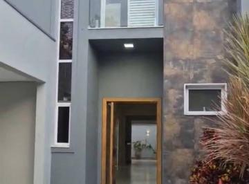 Casa · 3 Quartos · 2 Vagas · Casa em Condomínio de Luxo com 3 Suítes no Jardim Montreal Residence, Indaiatuba-SP: Imperdível Opor