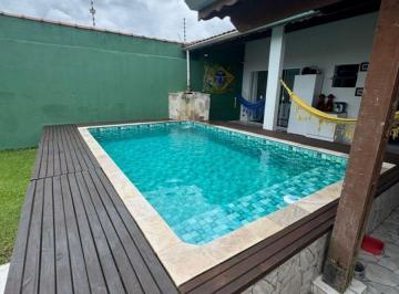 Casa de 4 quartos, Itanhaém · Casa com piscina e 4 quartos em Itanhaém.