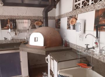 Casa de 2 quartos, Bertioga · Sobrado amplo em condomínio, 2 quadras da praia com área gourmet com churraqueira e forno para pizza
