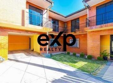 Casa · 222m² · 4 Quartos · 2 Vagas · Sobrado com 4 Quartos, Edícula com Churrasqueira e Terreno de 360m² - Sítio Cercado