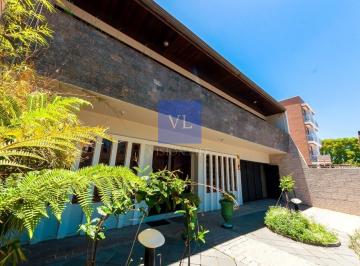 Foto 01 · Casa Espaçosa com Piscina à Venda no Bacacheri - 416m² Privativos em Terreno de 550m²