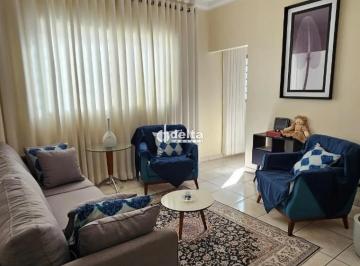 Casa · 250m² · 4 Quartos · 2 Vagas · Casa com 4 quartos sendo 2 suite disponível para venda no bairro Cidade Jardim em Uberlândia-MG.