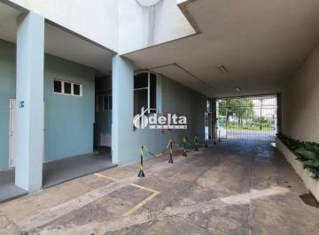 Apartamento · 239m² · 4 Quartos · 2 Vagas · Apartamento com 4 quartos sendo 1 suíte disponível para venda no bairro Fundinho em Uberlândia-MG