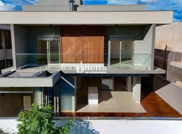Casa · 420m² · 4 Quartos · 5 Vagas · Casa em condomínio com 4 suítes disponível para venda no bairro Jardim Sul em Uberlândia-MG