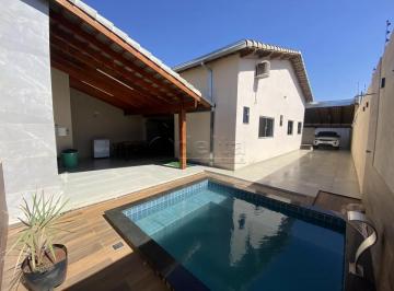 Casa · 250m² · 3 Quartos · 3 Vagas · Casa residencial com 3 quartos sendo 1 suíte disponível para venda no bairro Laranjeiras em Uberlând