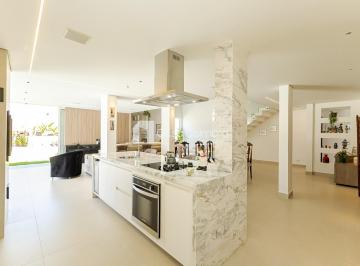 Casa · 328m² · 3 Quartos · 6 Vagas · Casa em condomínio, suíte, terreno, próximo ao Par