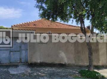 Comercial · 176m² · 5 Vagas · Excelente casa  comercial  com área ampla.