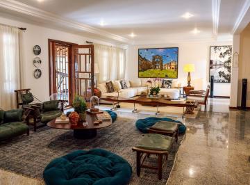 Casa · 428m² · 4 Quartos · Mudança começa com caixas. Essa começa com um sofá.