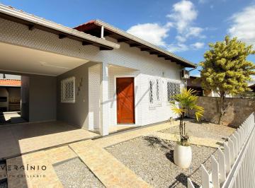 Casa · 112m² · 3 Quartos · 2 Vagas · Casa Semi-mobiliada, com 3 dormitórios (1 suíte) e 112m² Madri, Palhoça.