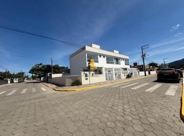Casa · 68m² · 2 Quartos · 1 Vaga · Sobrado com amplo espaço externo 2 suítes no à venda na praia de Zimbros, Bombinhas-SC.