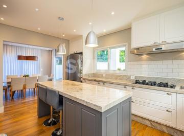 Casa · 277m² · 4 Quartos · Casa à venda - em Santa Felicidade
