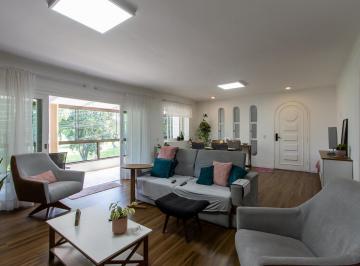 Casa · 300m² · 3 Quartos · 2 Vagas · Linda casa totalmente reformada, 3 quartos (1 suite), 2 vagas cobertas - Bairro Nonoai