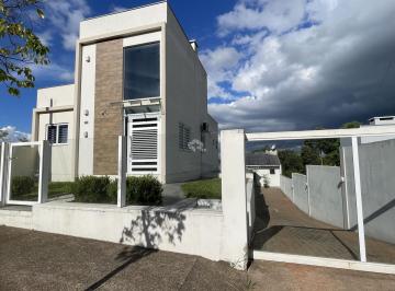 Casa · 130m² · 2 Quartos · 2 Vagas · Casa de alvenaria com piscina, 02 dormitório e mezanino