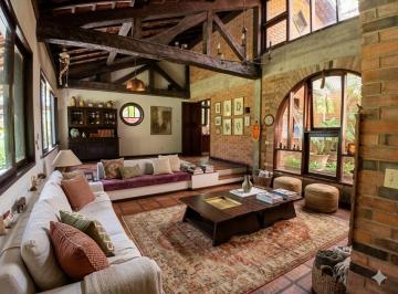 Casa Venda de 4 quartos · Charmosa casa de vila em cenário de sítio. Entre Santa Teresa e Laranjeiras. 3Qtos (1 st)+anexo e vg