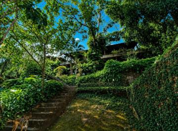 Casa de 4 quartos, Rio de Janeiro · Charmosa casa de vila em cenário de sítio. Entre Santa Teresa e Laranjeiras. 3Qtos (1 st)+anexo e vg