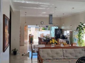 0f00bc81bf6e69c2fb8aedf530b554528a90db7b · Em um condomínio entre a serra e o mar temos uma casa com ´ótima iluminação solar e ventilação