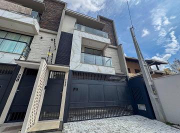 Casa · 5 Quartos · 2 Vagas · Sobrado triplex à venda na Rua 2870 em Balneário Camboriú