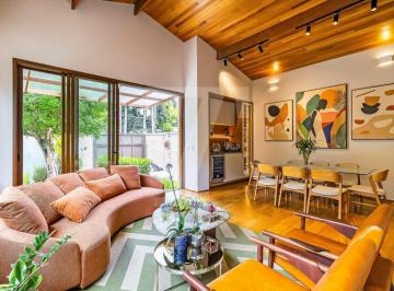 Casa · 234m² · 3 Quartos · 2 Vagas · Casa térrea com alma de campo na Vila Olímpia.