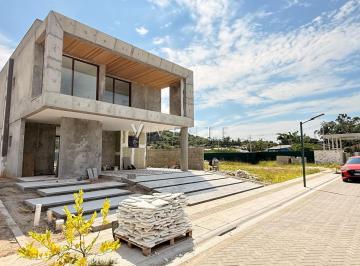 Casa · 204m² · 3 Quartos · 4 Vagas · Maravilhosa residência no condomínio Reserva Arbo,