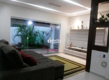 Casa · 514m² · 4 Quartos · 6 Vagas · Casa residencial disponível para locação no bairro Cidade Jardim em Uberlândia-MG
