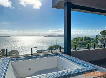 Casa · 387m² · 3 Quartos · 4 Vagas · Casa em condomínio fechado de frente para o mar no Sambaqui - Florianópolis.