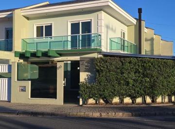 Casa · 117m² · 3 Quartos · 2 Vagas · Sobrado de Esquina Reformado com 3 Quartos e Área de Festas no Bairro Aventureiro